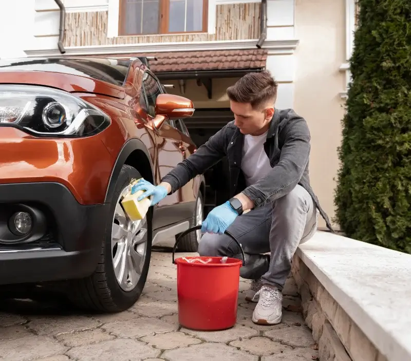 Lavage auto à domicile Larnas : professionnel intervenant sur un véhicule